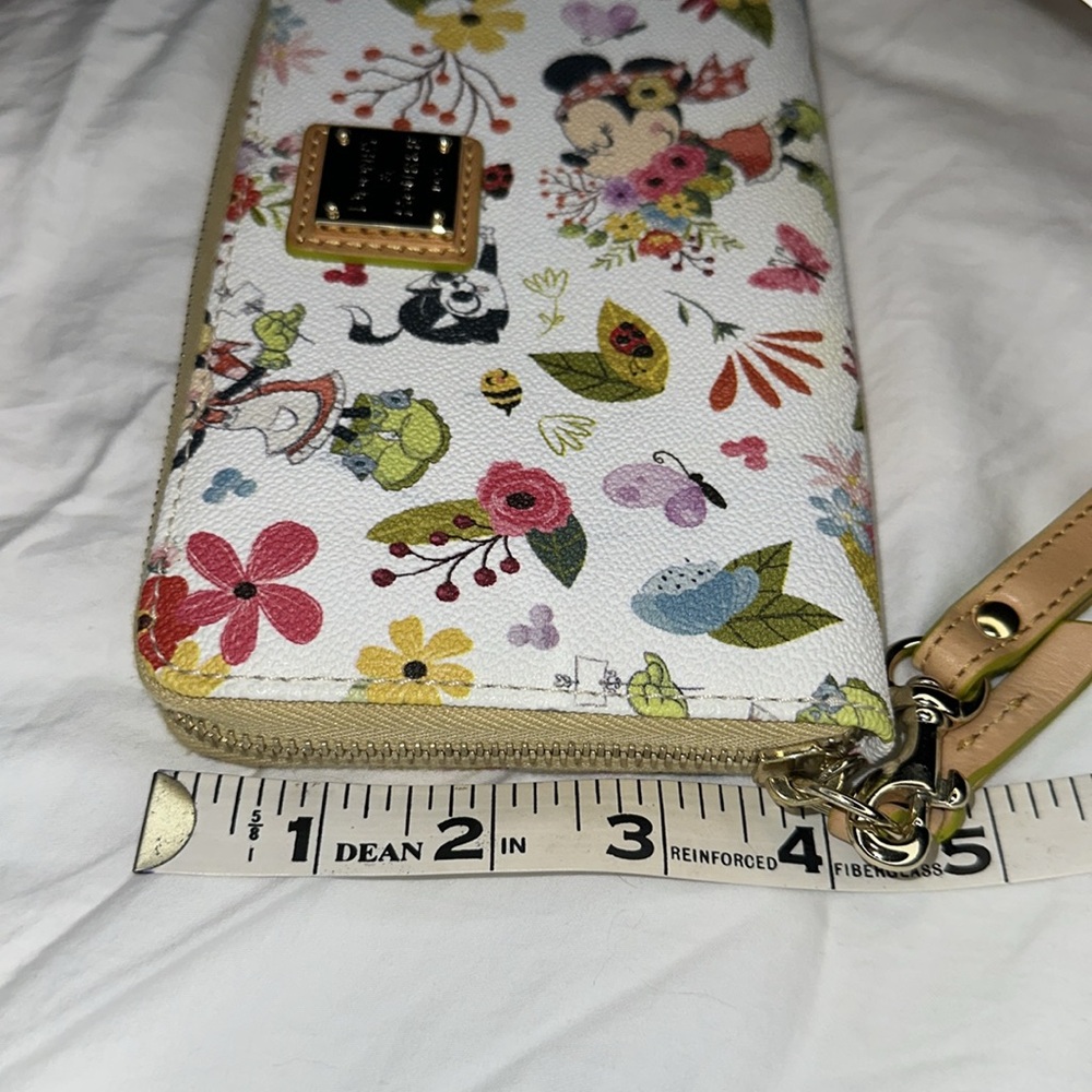 Dooney & Bourke Disney Parks Flower & Garden 25th Anniversary Wallet 2018 - Picture 4 of 17